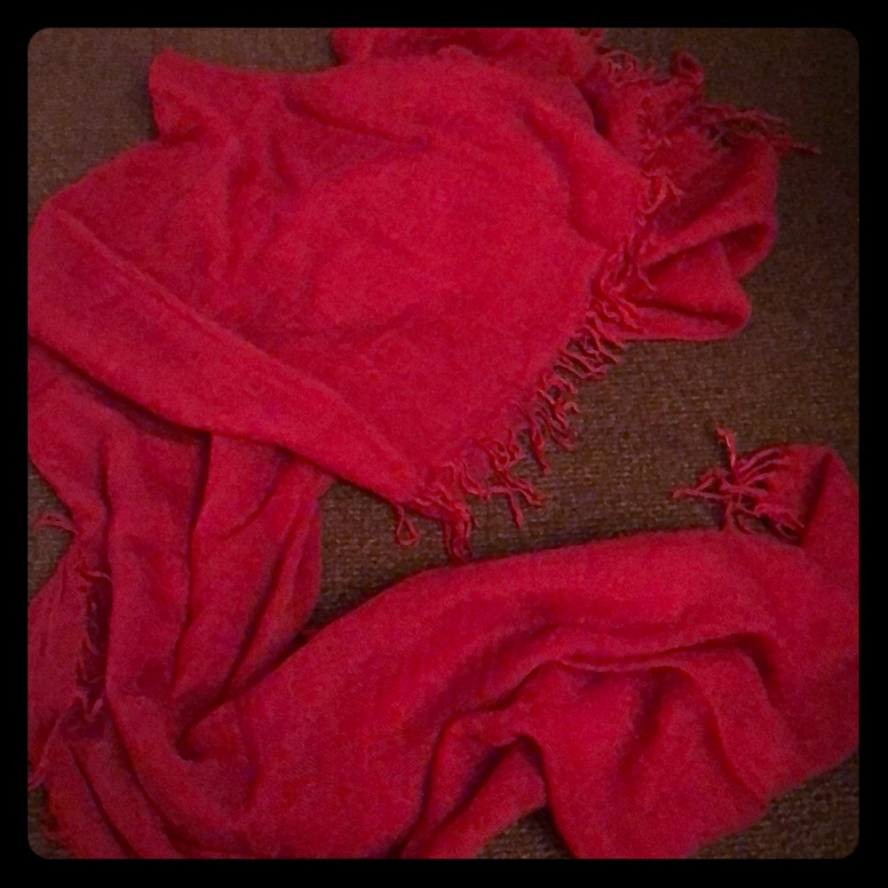 Red Chan Luu scarf